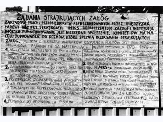 Tablice z postulatami (uchwalonymi 16 sierpnia) zawieszone nad stoczniową bramą cz. 1