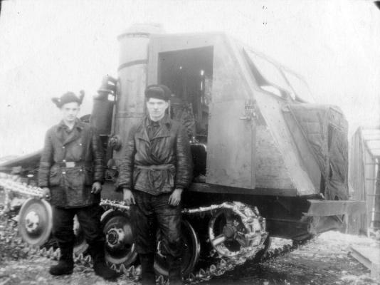 Andrzej Styczyński z kolegą przy ciągniku podczas pracy w łagrze Bułtusuk (Krasnojarski Kraj, ZSRR