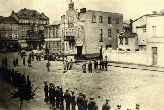 Egzekucja pięciu Polaków na rynku w Szamotułach