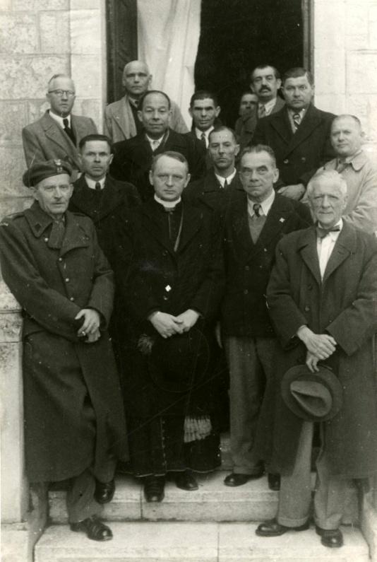 Grupa polskich emigrantów w Jerozolimie (Palestyna). Na zdjęciu pierwszy z lewej podpułkownik Adam Lipiński, obok ksiądz Stefan Pietruszka.