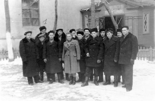 Grupa polaków zwolnionych z łagrów Chabarowska (ZSRR) przed powrotem do kraju, pierwszy z prawej stoi Jan Łopaciński, drugi z lewej (z tyłu) Tadeusz Ochęduszko, w środku Danuta Prandecka, na zdjęciu także Adam Struzik i Jan Świnder.