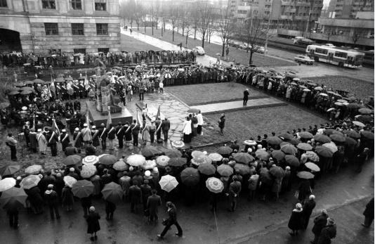 Uroczystość w rocznicę odzyskania niepodległosci pod pomnikiem na placu Grunwaldzkim we Wrocławiu