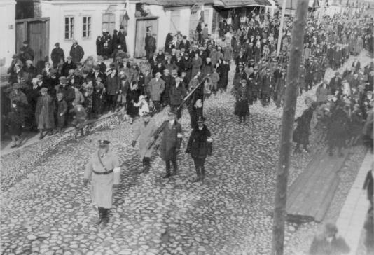 Defilada osadników wojskowych w Kosowie Poleskim podczas obchodów 19 rocznicy odzyskania niepodlegosci. Ze sztandarem idzie Antoni Kulesza.