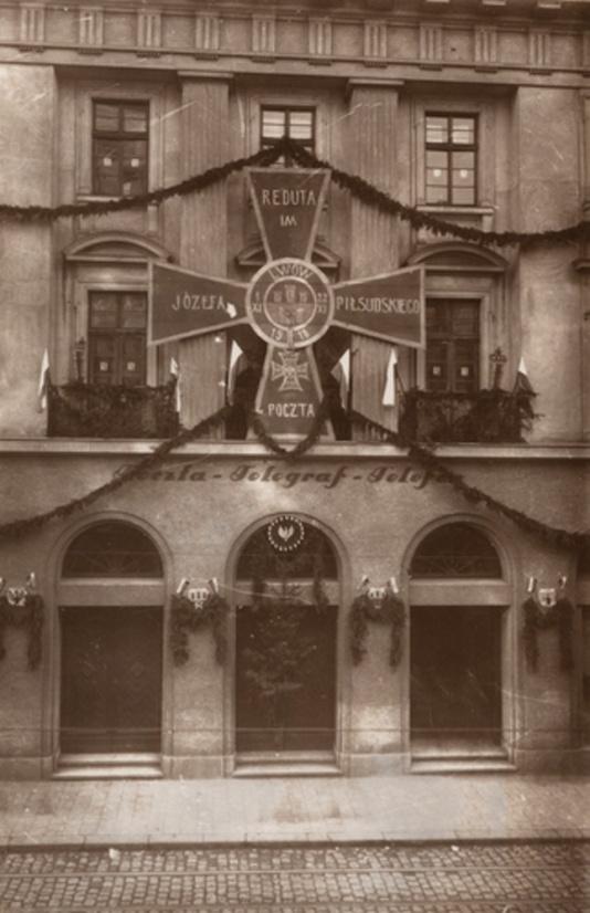 Gmach Poczty Głównej, dekoracja z okazji 10 rocznicy walk o miasto, napis na krzyżu: Reduta im. Józefa Piłsudskiego, poczta, 1-22.11.1918.