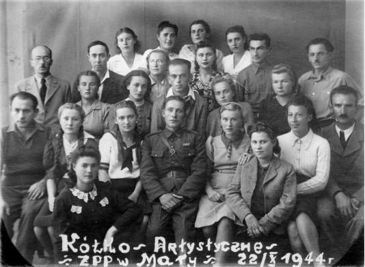 Kółko Artystyczne Związku Patriotów Polskich w Marach (Turkmenia). W drugim rzędzie od góry trzecia od prawej stoi Zofia Kucharzów, deportowana z Trembowli w 1941