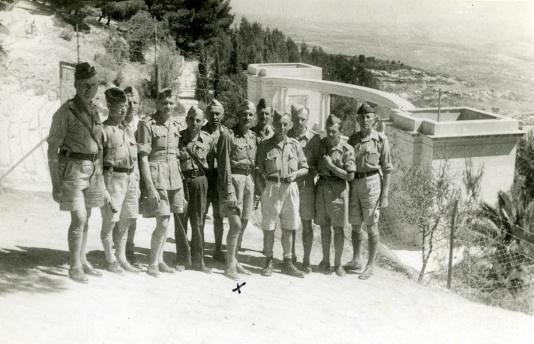 Żołnierze 2 Korpusu Polskiego na tle amfiteatru uniwersytetu żydowskiego na górze Skopus w Palestynie. Wśród zebranych podporucznik Bronisław Brzezicki (w środku, zaznaczony iksem)