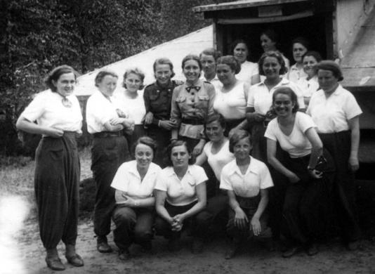 Uczestniczki obozu przysposobienia wojskowego dla kobiet w Garczynie koło Kościerzyny (woj. pomorskie).