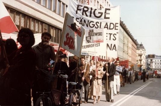 Pochód pierwszomajowy w Sztokholmie (Szwecja) zorganizowany przez Szwedzką Partię Socjaldemokratyczną i związek zawodowy Landsorganisationen i Sverige. Wraz z nimi w pochodzie idzie szwedzkie biuro Solidarności.