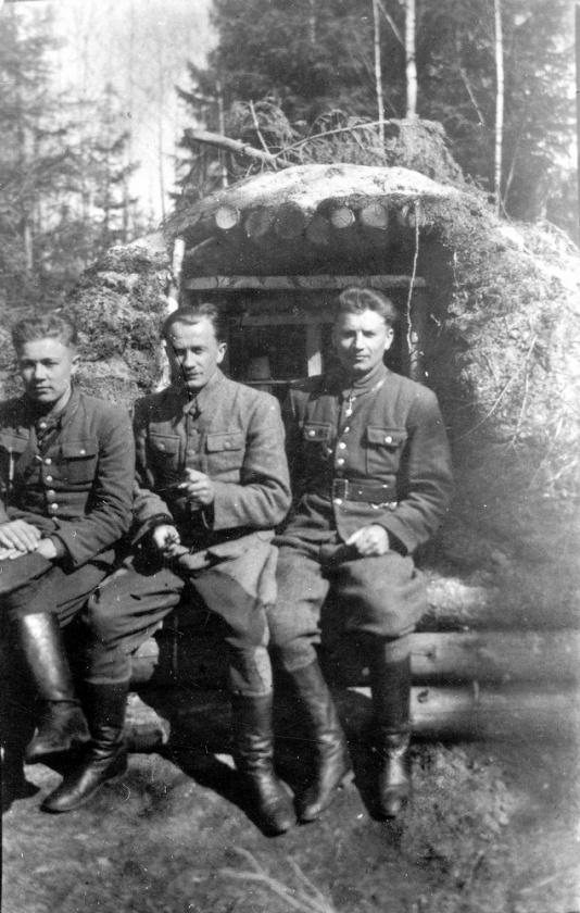 Polscy żołnierze podziemia antykomunistycznego na Wileńszczyźnie. Pierwszy z lewej siedzi Sworobowicz, który zginął mając 19 lat