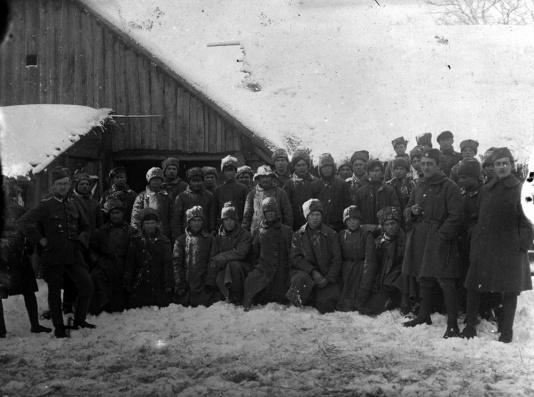 Grupa jeńców bolszewickich wziętych do niewoli przez 5 Pułk Piechoty Legionów w Szczecinówce (Łotwa).