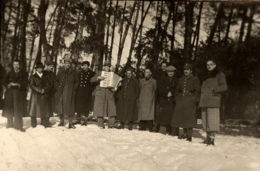 Chór Stanisława Wisłockiego złożony z żołnierzy internowanych w obozie Ocnele Mari (Rumunia).