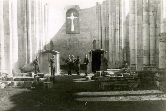 Żołnierze 2 Korpusu Polskiego na miejscu budowy cerkwii prawosławnej monastyru Bir Ya'qub (Studnia Jakuba) w Nablusie (Palestyna)