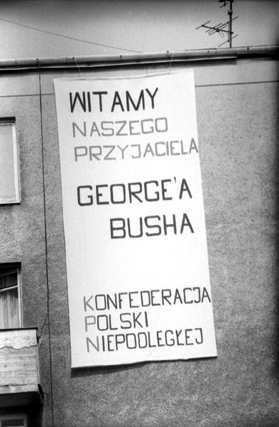 Akcja transparentowo-ulotkowa na ulica Marszałkowskiej (róg Żurawiej) z okazji wizyty prezydenta USA w Polsce.