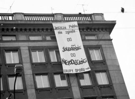 Akcja transparentowo-ulotkowa na ulicy Marszałkowskiej (róg Wilczej) w Warszawie z okazji Święta Niepodległości.