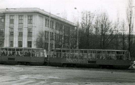 Napis na warszawskim tramwaju Podwyżkom nie wykonany tuż po ogłoszeniu kolejnych podwyżek cen żywności, opału, energii i benzyny.