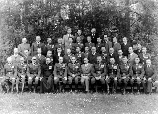 Pamiątkowa fotografia wykładowców I Korpusu Kadetów im. Marszałka Józefa Piłsudskiego we Lwowie, wykonana na zakończenie roku szkolnego.