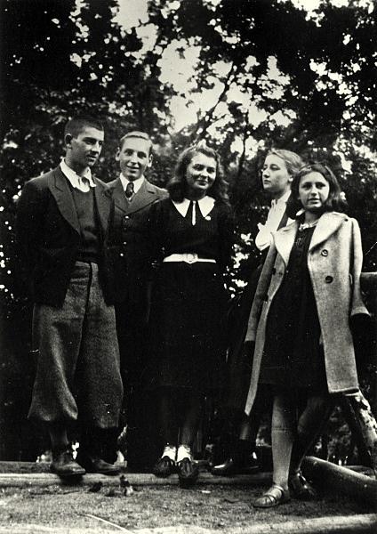 Polscy uchodźcy w Rumunii podczas II wojny światowej. Grupa młodzieży w parku w Botoszanach (Rumunia), w środku stoi Wanda Robaczewska.