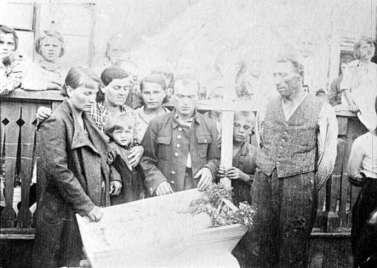 Rodzina Misiarzów przy trumnie zmarłego dziecka na zsyłce w Rakitiance (obw.Czkałowski, ZSRR). 