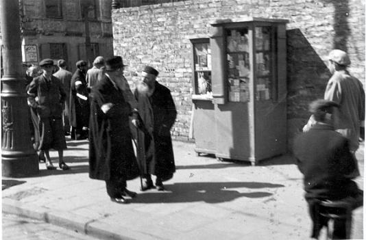 Żydzi na ulicy warszawskiego getta.