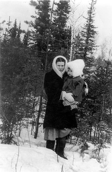 Jadwiga Pawlukowska z synkiem Ryszardem obok domu w Maslejewie (Krasnojarski Kraj, ZSRR).
