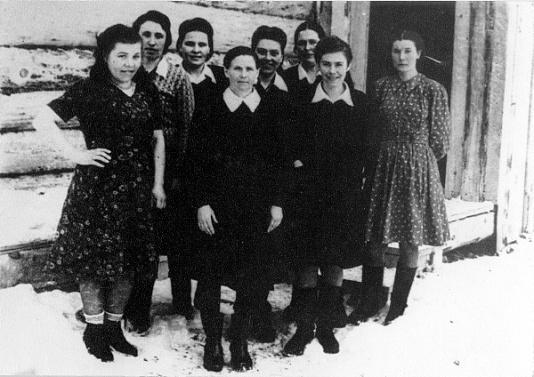 Jadwiga Pawlukowska (pierwsza z prawej) z grupą Ukrainek na przymusowej zsyłce w Maslejewie (Krasnojarski Kraj, ZSRR), przed wspólnie zamieszkiwanym domem.
