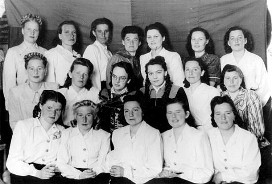 Grupa kobiet uwolnionych z łagru w Krasawinie (obw. Wołogda, ZSRR).