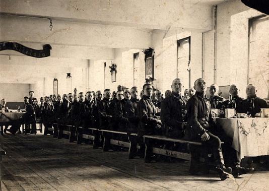 Śniadanie wielkanocne żołnierzy 4 kompanii ckm 86 pułku piechoty Wojska Polskiego w Mołodecznie (woj. wileńskie).