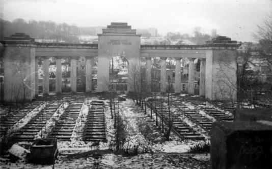 Zaniedbany i zdewastowany Cmentarz Obrońców Lwowa (Ukraina, ZSRR).