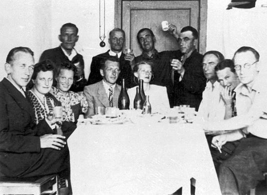 Grupa polskich zesłańców w Karagandzie (Kazachstan, ZSRR) przed powrotem do Polski, z lewej siedzi Jerzy Borysowicz (członek AK w Kownie ps. Borsuczek).