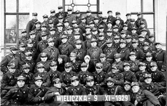 Grupa żołnierzy z Batalionu Podchorążych Rezerwy Piechoty Nr 5 w Łobzowie (Kraków) na wycieczce w Wieliczce.