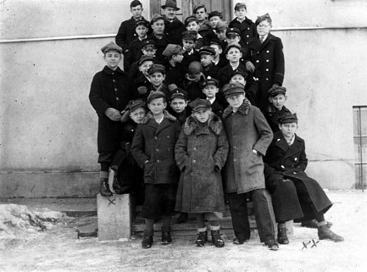 Grupa uczniów przed bocznym wejściem do Zakładu Wychowawczego im. Abrahamowiczów we Lwowie. 