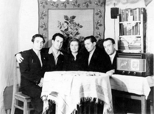Grupa byłych zesłańców podczas noworocznego spotkania w Budionnym (Kołyma, ZSRR).
