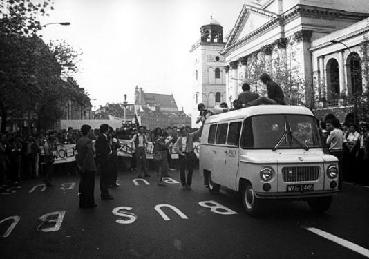 Marsz protestacyjny zorganizowany przez NZS SGGW pod hasłem Wolność dla więźniów politycznych. Czoło pochodu na Krakowskim Przedmieściu.