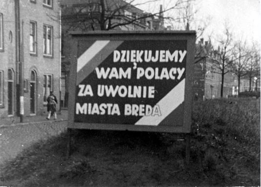 Napis na tablicy w Bredzie (Holandia): Dziękujemy wam Polacy za uwolnie miasta Breda (burmistrz miasta uznał, że w wyrazie uwolnienie jest błąd, ponieważ dwa razy występuje nie, jedno więc usunięto).