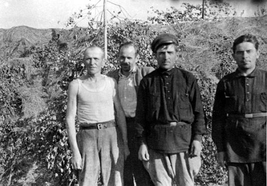 Deportowani do posiołka 45, Pierierożdienie, (rej. sierowski, obw. Swierdłowsk, ZSRR). Drugi od lewej stoi Bolesław Pełczyński.