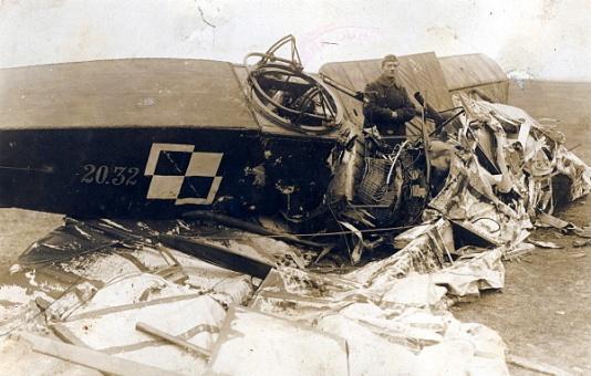 Okolice Łucka na Wołyniu. Katastrofa samolotu Bristol F2B numer 20.32, należącego do 9 Eskadry Wywiadowczej, w której 29.11.1920 zginął ppor. pilot Seweryn Sacewicz a ciężko ranny został obserwator ppor. Jan Latawiec.