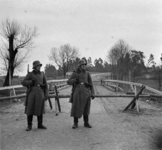 Niemiecko-sowiecka linia demarkacyjna w okoliach Augustowa, niemieccy wartownicy.