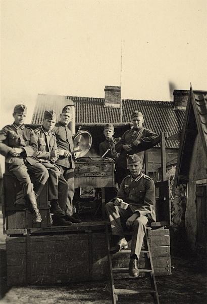Żołnierze Wehrmachtu przy kuchni polowej w Ebendorf w Prusach Wschodnich (obecnie Olszyny), na drabince siedzi podoficer Herbert Joost.