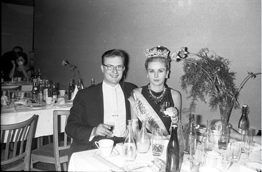 Uczestnicy balu sylwestrowego w hotelu Orbis w Sopocie przy stoliku. Po prawej siedzi Miss Balu Sylwestrowego (NN).