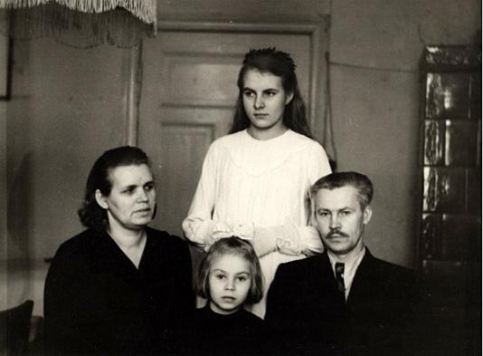 Rodzina Orszewskich z Bukiszek (woj. wileńskie) po powrocie z zsyłki w Swirsku (obw. Irkuck, ZSRR) osiadła w  Olsztynie. Zdjęcie wykonane w podczas I Komunia Otylii Orszewskiej.