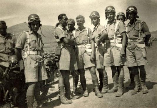 Żołnierze Armii Andersa nieopodal obozu w Kirkuku (Irak), pierwszy z lewej stoi Jan Troszyński.
