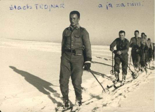 Kurs narciarski dla żołnierzy w Bukowinie Tatrzańskiej, prowadzi Stanisław Trojnar, za nim Jarosław Zdrojewski.