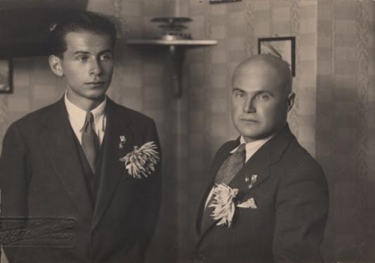 Inż. Franciszek Żwirko i por. Stanisław Wigura. Fotografię wykonano na zlecenie Aeroklubu Wileńskiego, dobę przed tragicznym wypadkiem, w którym obydwaj zginęli.