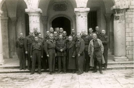Oficerowie 2 Korpusu Polskiego pozujący przed Sanktuarium Pierwszego Cudu w Kanie Galilejskiej (Palestyna).