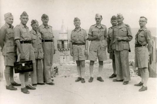 Oficerowie 2 Korpusu Polskiego mieszkający w Casa Nova w Jerozolimie (Palestyna). Od prawej kapitan Jan Adamus, major Michel, obok podpułkownik Adam Lipiński, około 11 października 1943