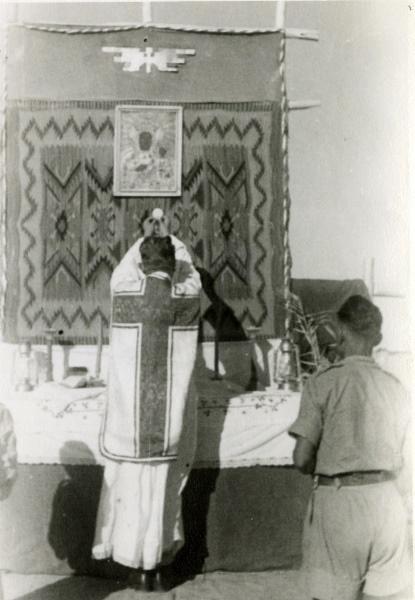 Msza święta w obozie 2 Korpusu Polskiego w Quizil-Ribat (Irak), około 11 listopada 1942