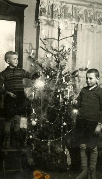 Wigilia Bożego Narodzenia. Zygryd i Wiesław Balcer przy choince w mieszkaniu służbowym, jakie przydzielono rodzinie po wysiedleniu ich z Wielkopolski w 1939 roku do Kocka na terenie Generalnego Gubernatorstwa.