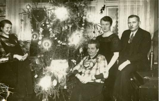 Rodzina Lipińskich z Ostrowa Wielkopolskiego w trakcie świąt Bożego Narodzenia, od lewej: Adam Lipiński z żoną, córka Zofia i teściowa Karolina Bombicka.
