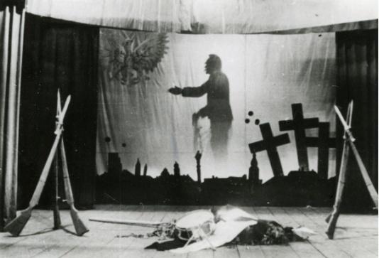 Akademia w rocznicę śmierci Marszałka Józefa Piłsudskiego w obozie internowania żołnierzy Wojska Polskiego w Comisani (Rumunia). 