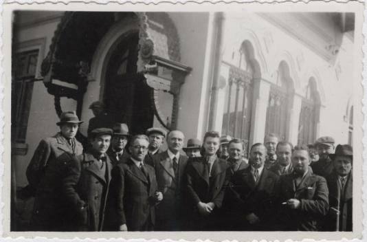 Polscy uchodźcy w Rumunii podczas II wojny światowej. Chór Stanisława Wisłockiego [pierwszy z lewej] w Ploeszti.